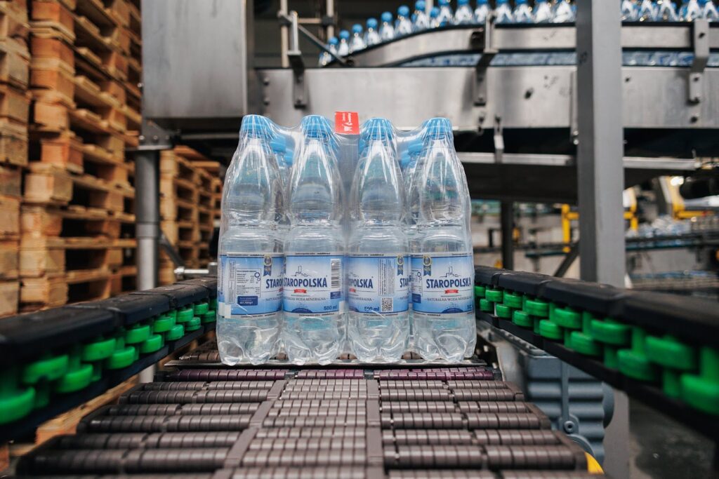 Zgrzewka wody mineralnej prosto od producenta – korzystna cena i szybka dostawa