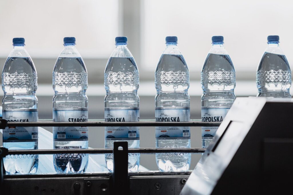 Paleta wody niegazowanej z dostawą dla firm – naturalna woda mineralna