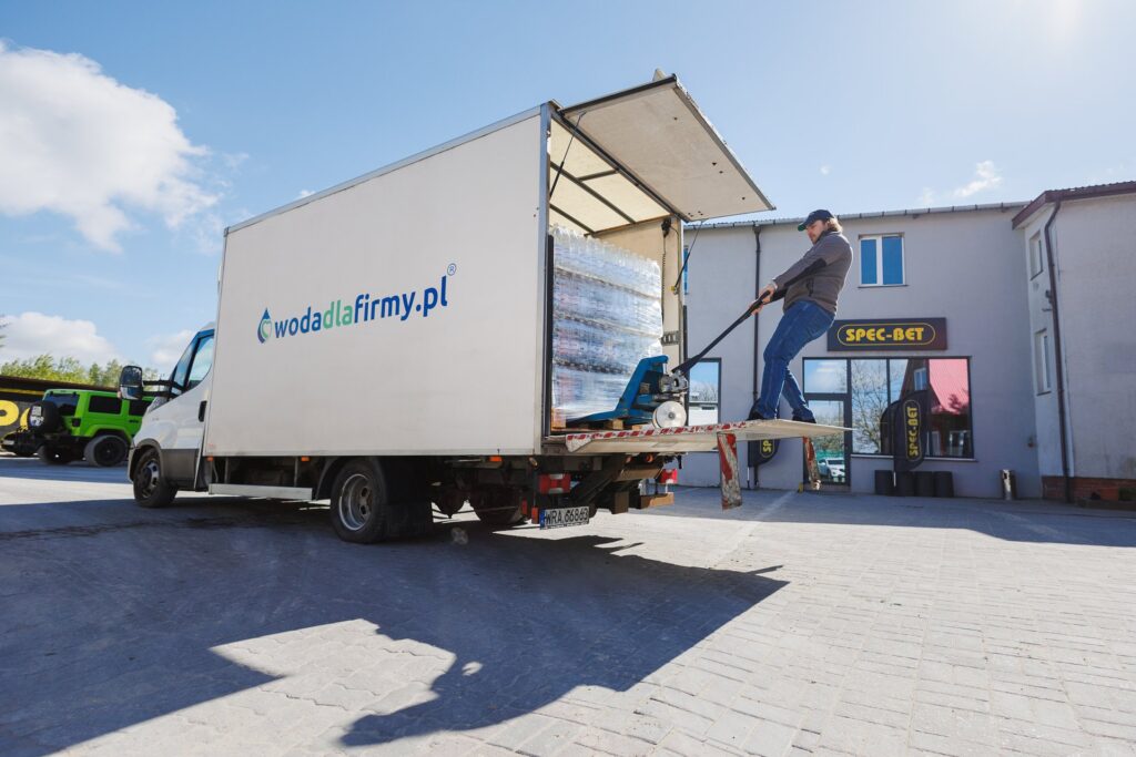 Pracownicy pijący wodę